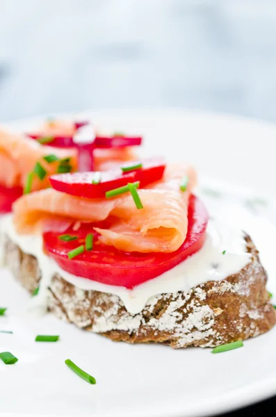 Canapés com salmão defumado e queijo creme — Fotografia de Stock