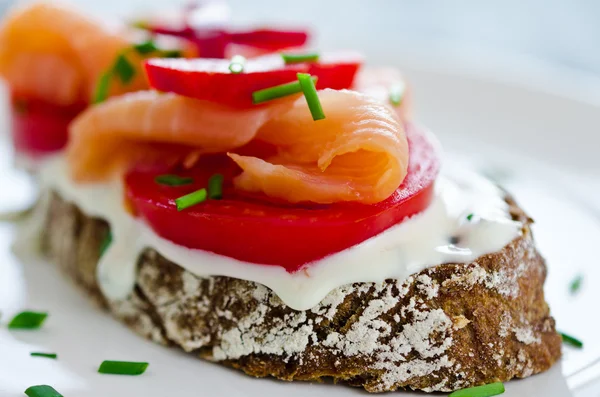 Canapés com salmão defumado e queijo creme — Fotografia de Stock