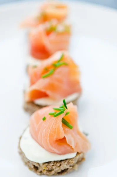 Canapés com salmão defumado e queijo creme — Fotografia de Stock