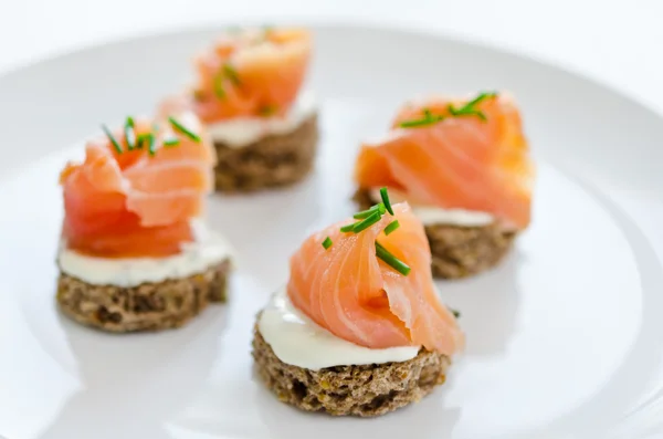 Canapes with smoked salmon and cream cheese — Stock Photo, Image