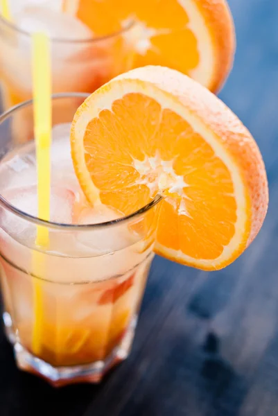 Vasos de zumo de naranja y frutas — Foto de Stock