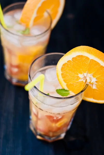 Sklenice pomerančové šťávy a ovoce — Stock fotografie