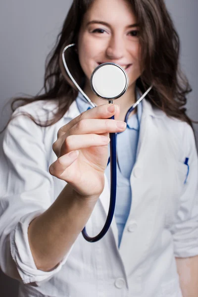 Médico segurando estetoscópio — Fotografia de Stock