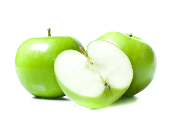 Frische grüne Äpfel isoliert auf weißem Hintergrund — Stockfoto