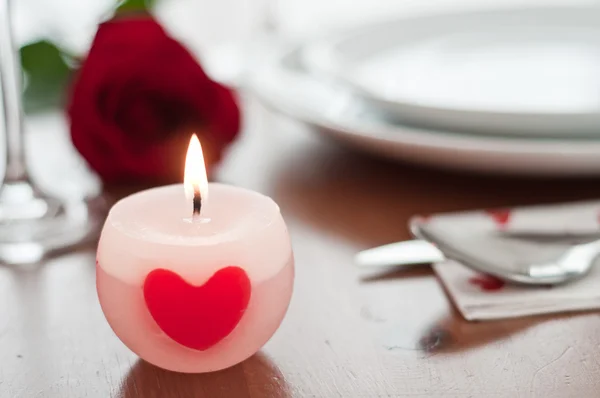 Jantar romântico com uma rosa e taças de champanhe — Fotografia de Stock