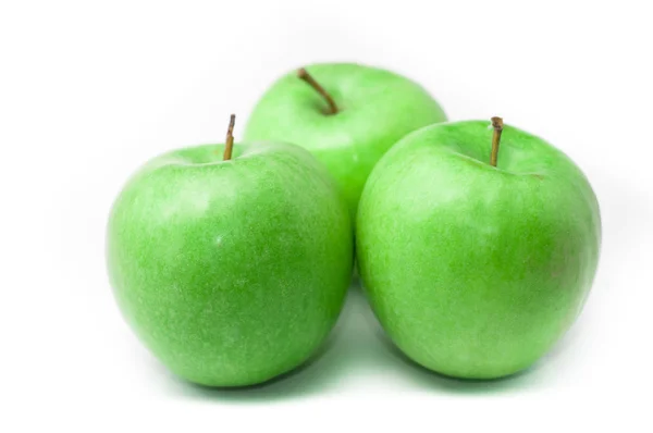 Świeże zielone jabłka izolowane na białym tle — Zdjęcie stockowe