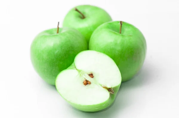 白い背景に隔離された新鮮な緑のリンゴ — ストック写真