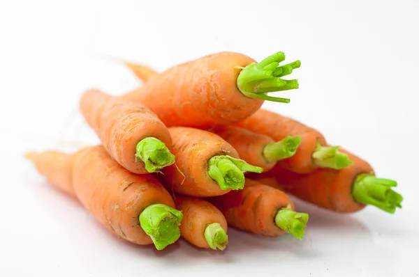 Carota fresca - gruppo vegetale su sfondo bianco — Foto Stock