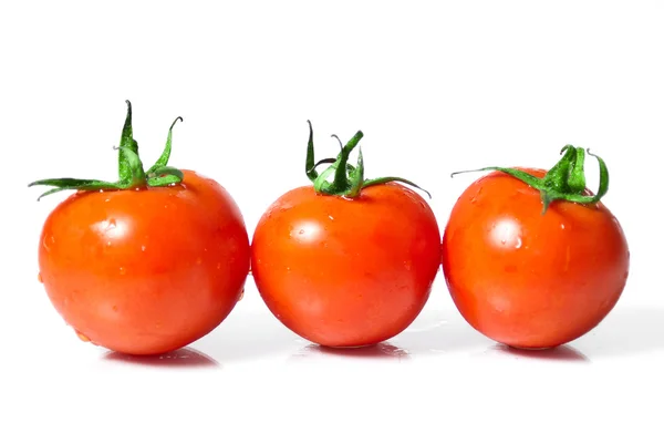 白い背景に隔離された新鮮な赤いトマト — ストック写真