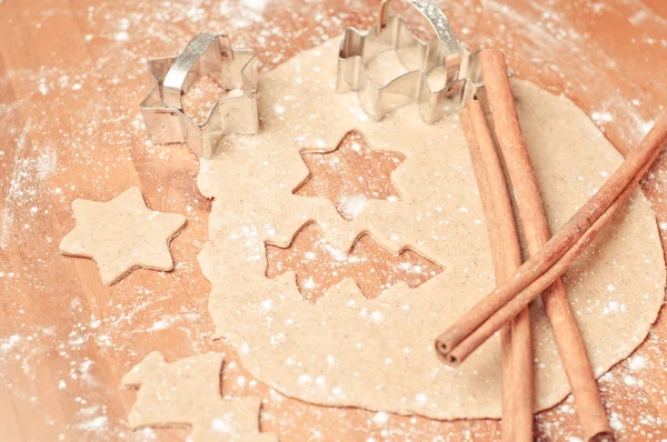 Gelişi sırasında kurabiye ve bisküvi pişirme. Noel için hazırlanıyor — Stok fotoğraf