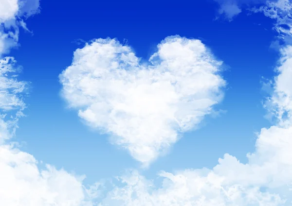 A bolyhos felhők készült szív — Stock Fotó