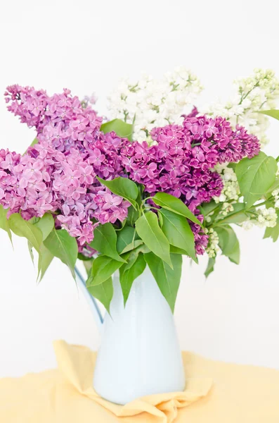 Hermoso ramo de lila en el jarrón —  Fotos de Stock