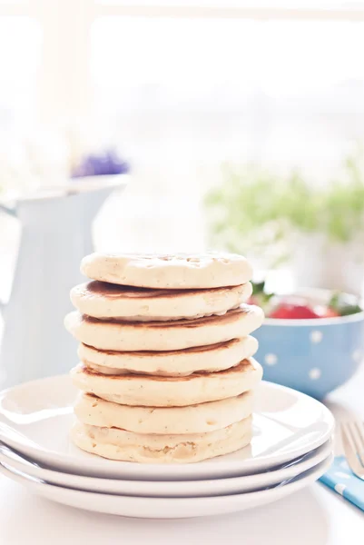 Deliciosas panquecas na mesa de café da manhã com frutas — Fotografia de Stock