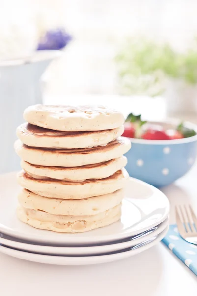 Leckere Pfannkuchen am Frühstückstisch mit Früchten — Stockfoto