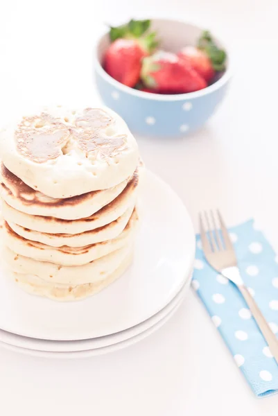 Leckere Pfannkuchen am Frühstückstisch mit Früchten — Stockfoto