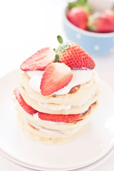 Leckere Pfannkuchen am Frühstückstisch mit Früchten — Stockfoto