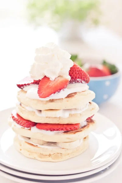 Leckere Pfannkuchen am Frühstückstisch mit Früchten — Stockfoto