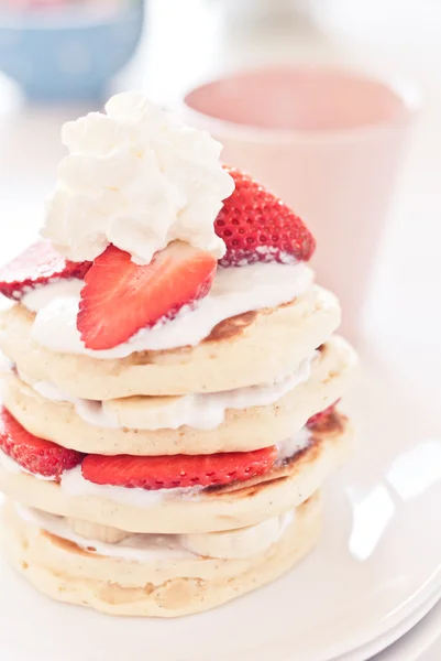 과일 아침 아침 식사 테이블에 맛 있는 팬케이크 — 스톡 사진