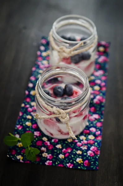 Yogur de frutas con fresas y arándanos de cerca —  Fotos de Stock