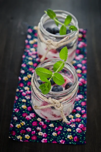 Yogur de frutas con fresas y arándanos de cerca —  Fotos de Stock