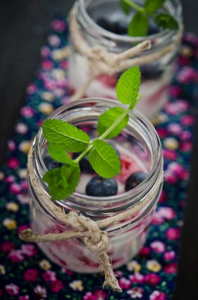 Yogur de frutas con fresas y arándanos de cerca —  Fotos de Stock