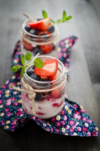 Fruit yoghurt with strawberries and blueberries close up — Stock Photo, Image