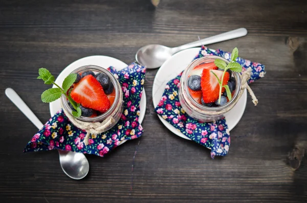 딸기와 블루베리 과일 요구르트를 닫습니다. — 스톡 사진
