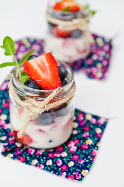 Fruit yoghurt with strawberries and blueberries close up — Stock Photo, Image
