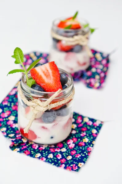 Fruit yoghurt with strawberries and blueberries close up — Stock Photo, Image