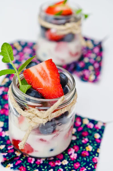 Jogurt owocowy z truskawki i jagody z bliska — Zdjęcie stockowe