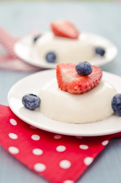 Panna cotta with sauce of blueberries and strawberry closeup — Stock Photo, Image