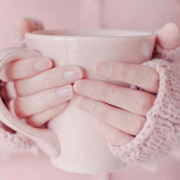 Chá. Mulher segurando xícara de chá . — Fotografia de Stock