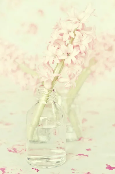 Bouquet of pink flowers in vase — Stock Photo, Image