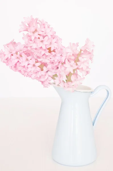 Bukett med rosa blommor i vas — Stockfoto