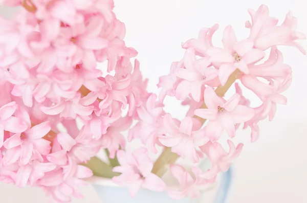 Букет з рожевих квітів у вазі — стокове фото