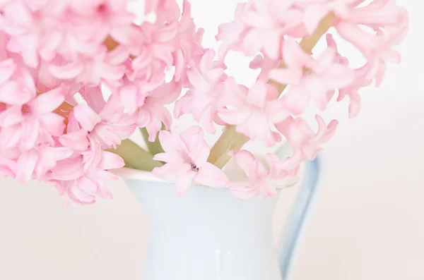 Bouquet of pink flowers in vase — Stock Photo, Image