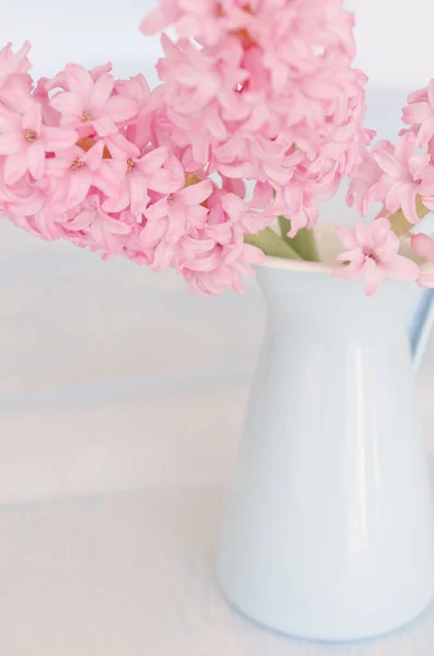 Buquê de flores rosa em vaso — Fotografia de Stock