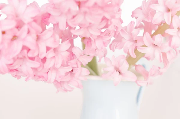 Bukiet z różowe kwiaty w wazon — Zdjęcie stockowe