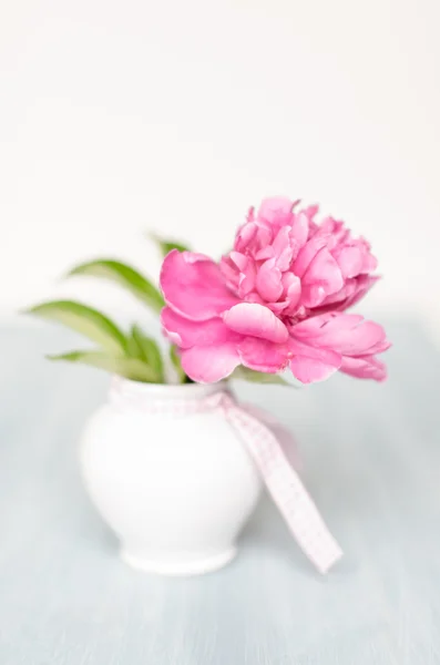 Flores rosadas en un jarrón — Foto de Stock