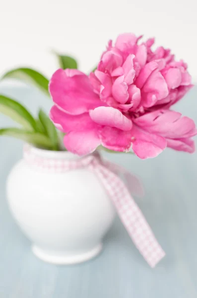 꽃병 속의 분홍빛 꽃들 — 스톡 사진