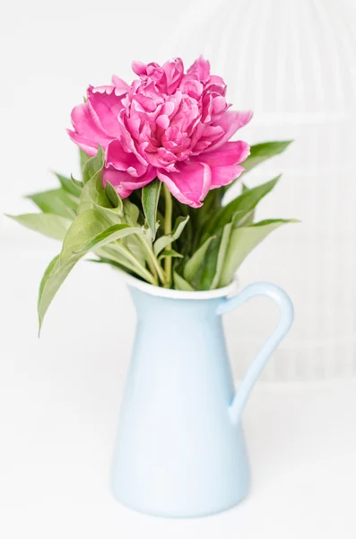 Rózsaszín virágok egy vázában — Stock Fotó