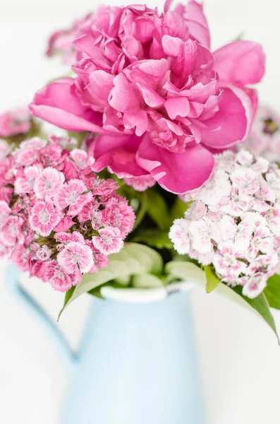 Różowe kwiaty w wazonie — Zdjęcie stockowe