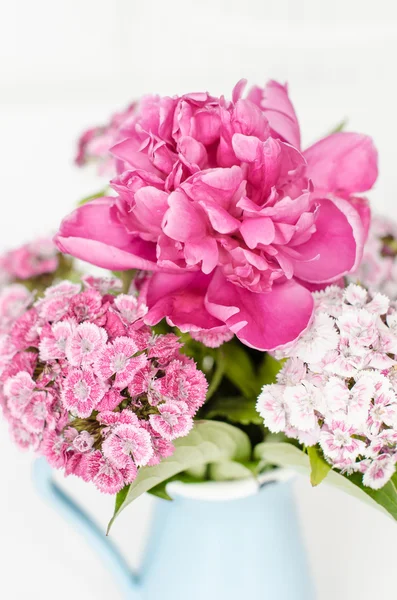 Fleurs roses dans un vase — Photo