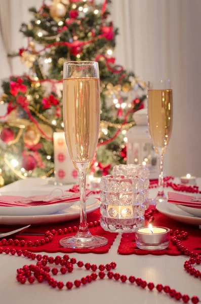 Une table de Noël décorée avec des verres à champagne Images De Stock Libres De Droits