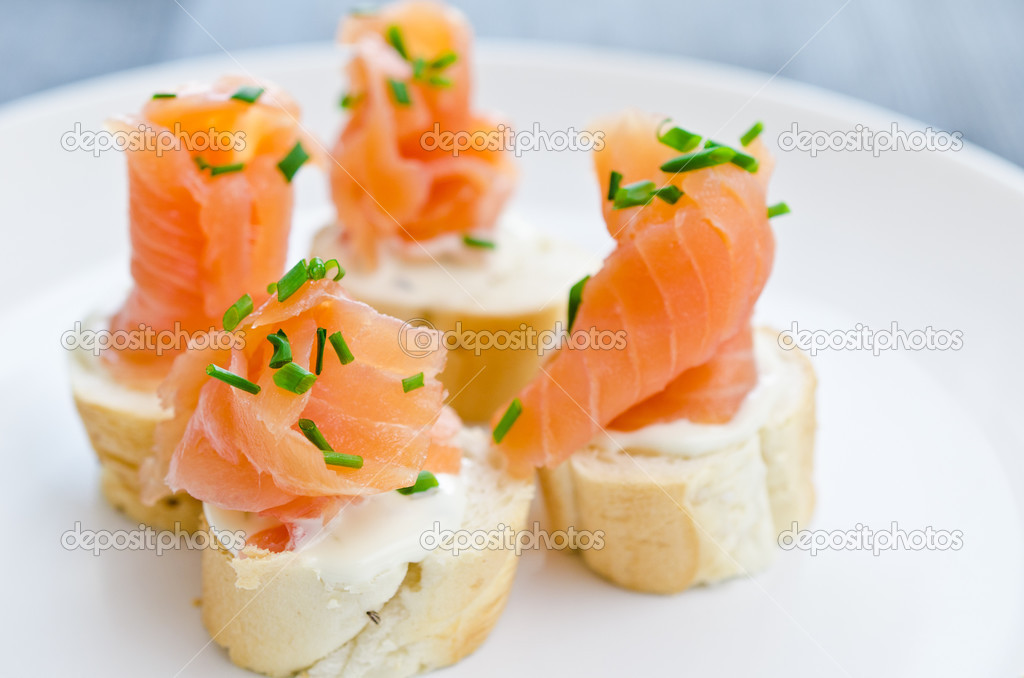 Canapes mit Räucherlachs und Frischkäse - Stockfotografie: lizenzfreie ...