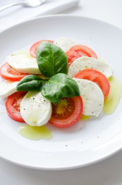 Klasik caprese salatası