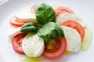 Klasik caprese salatası