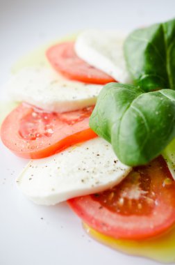 Klasik caprese salatası