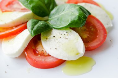 Klasik caprese salatası