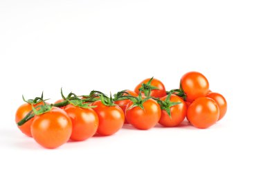 Beyaz arkaplanda izole kırmızı domatesler